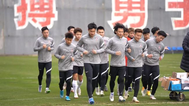在高亮厅超高亮度的加持下，冲锋与爆炸的每一寸细节都得以放大，坐在高亮银幕前，眼前所见是残酷的战场，是带伤作战的战友，还有远处的终极任务，那座极具挑战的桥